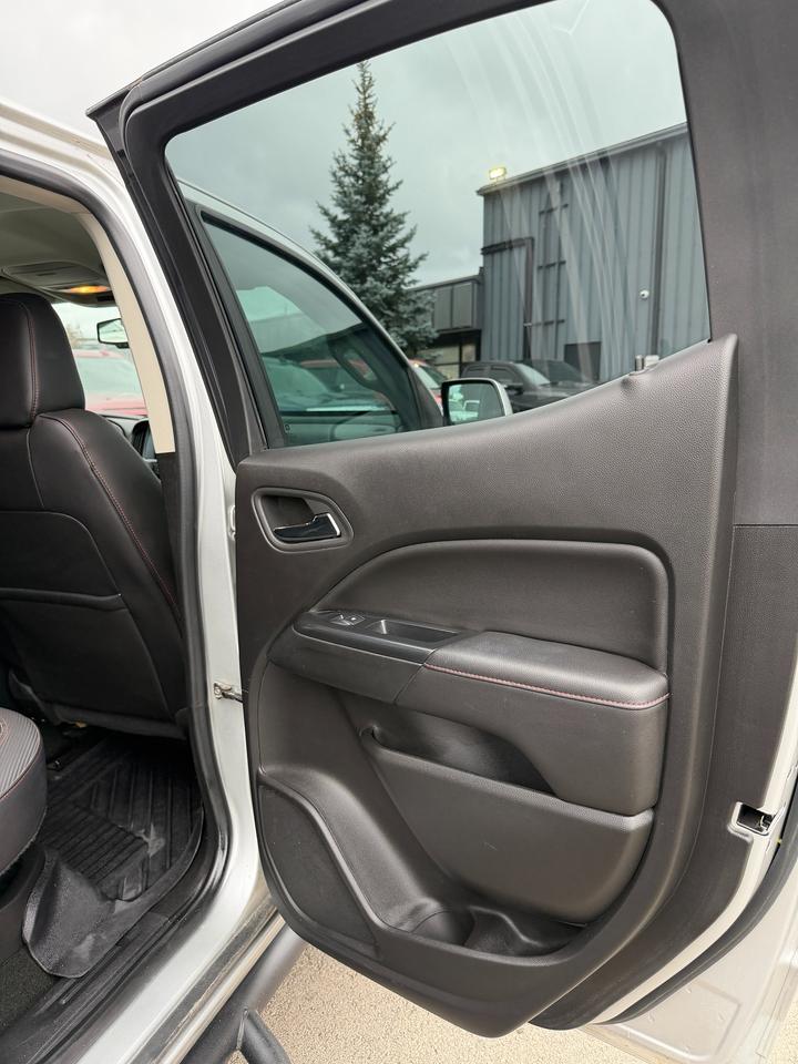 2017 GMC Canyon 4WD SLE Photo
