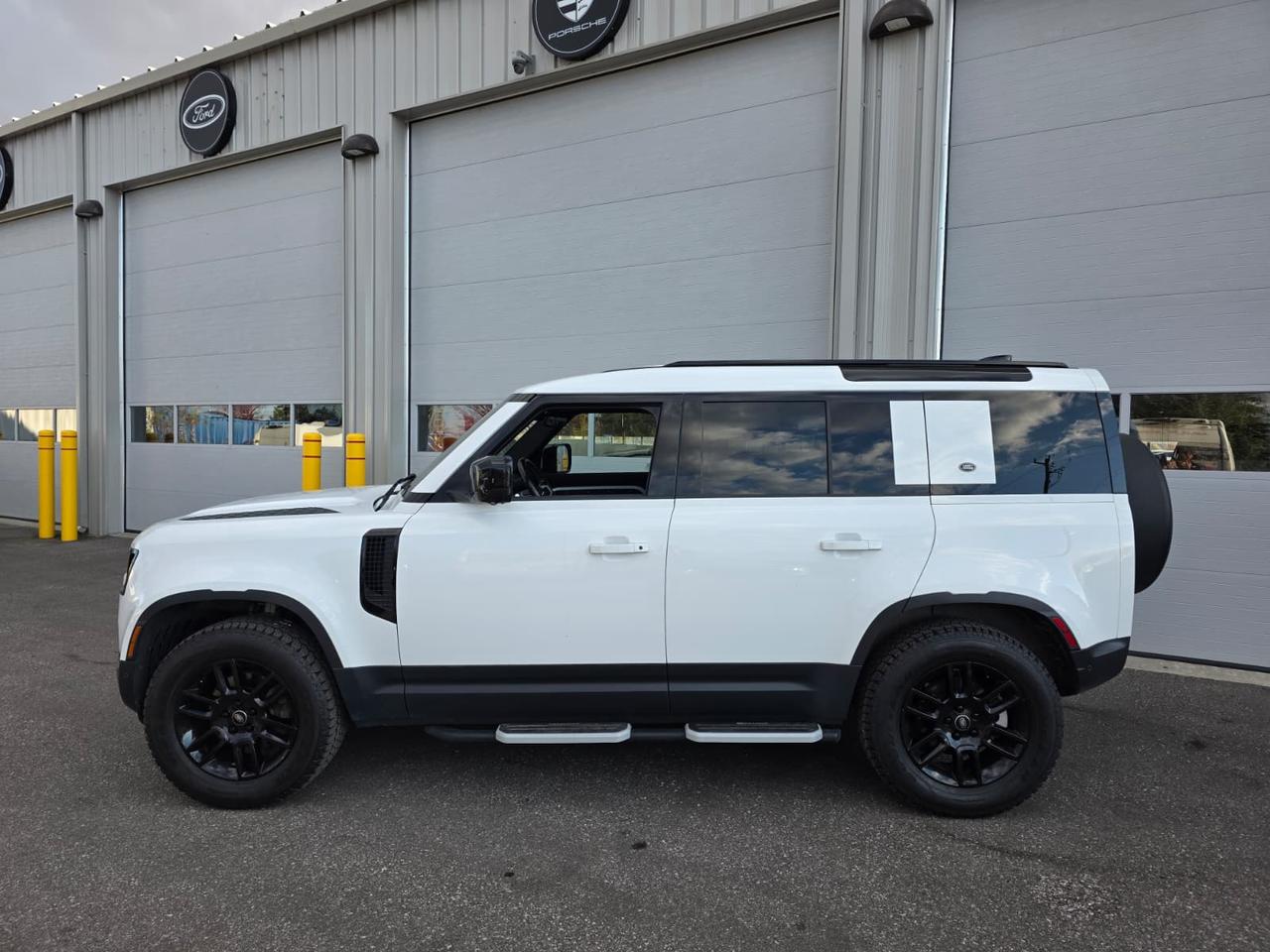 2021 Land Rover Defender 110 P300 AWD - 19"ALLOYS|NAVI|CAMERA|BLINDSPOT Photo