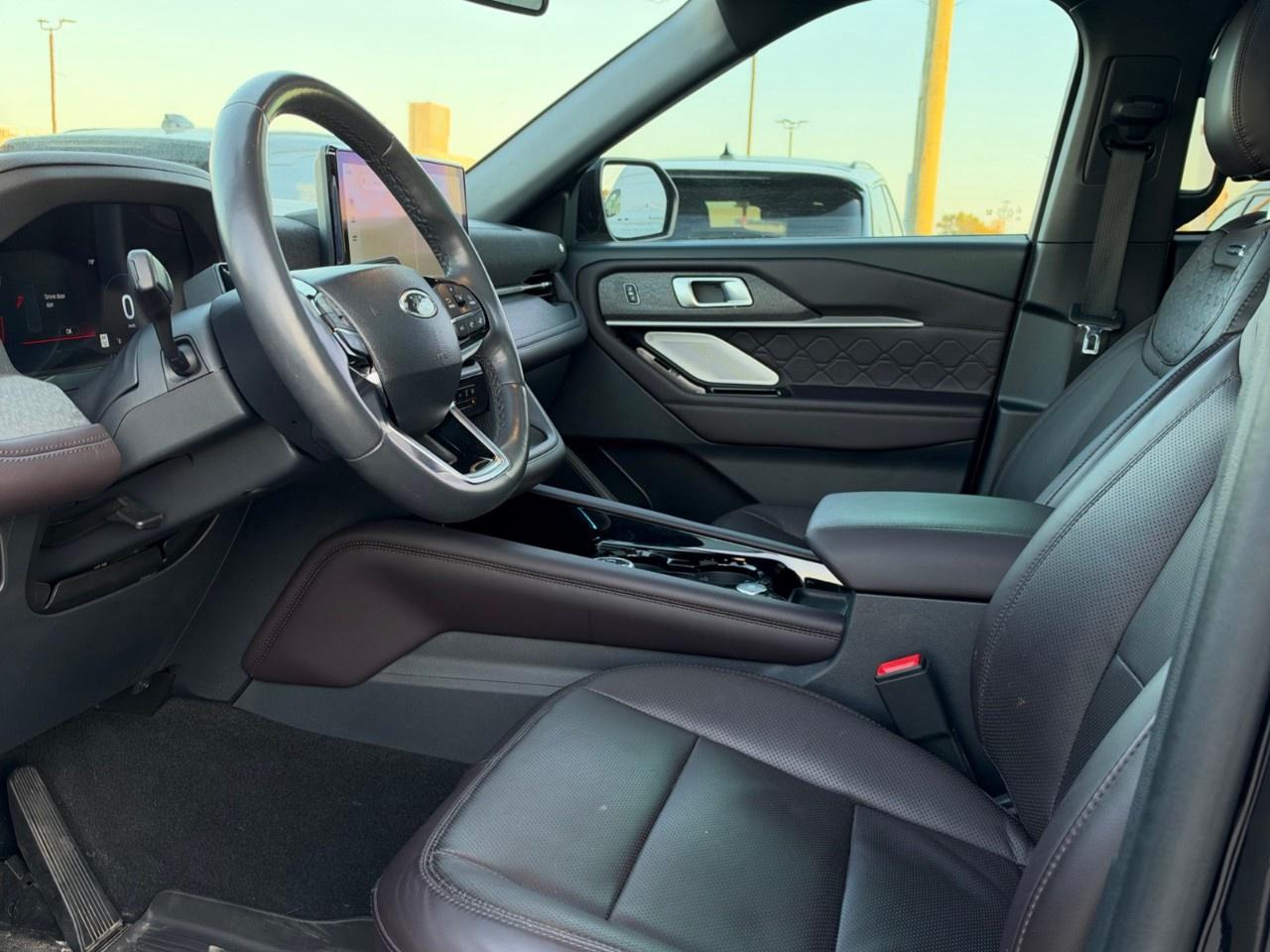 2025 Ford Explorer Platinum 4WD Photo