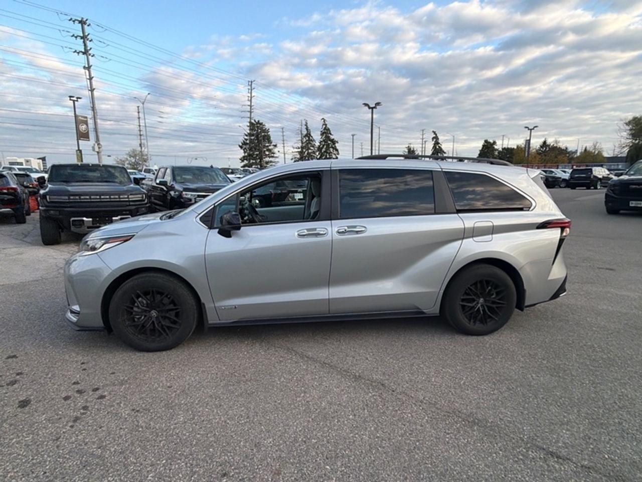 2021 Toyota Sienna XSE 7-Passenger AWD  XSE SPORT PACKAGE | ALL-WHEEL DRIVE | HYBRID | 7-PASSENGER | POWER SUNROOF Photo