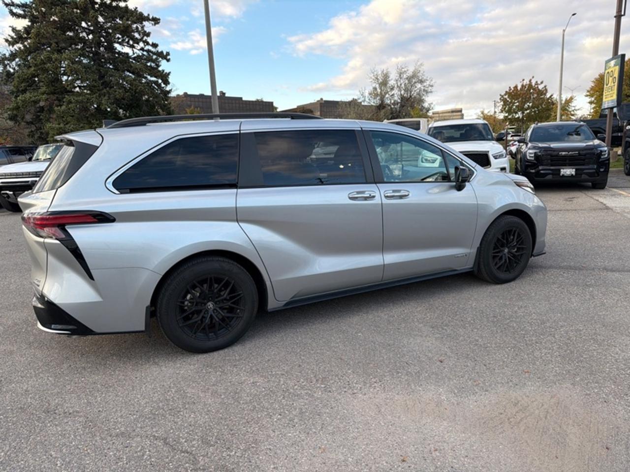 2021 Toyota Sienna XSE 7-Passenger AWD  XSE SPORT PACKAGE | ALL-WHEEL DRIVE | HYBRID | 7-PASSENGER | POWER SUNROOF Photo
