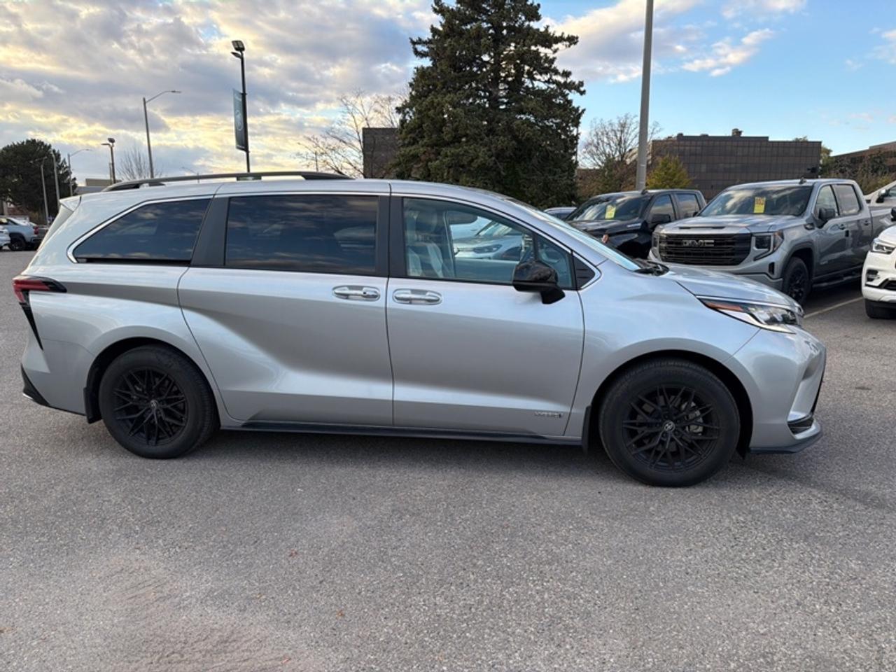 2021 Toyota Sienna XSE 7-Passenger AWD  XSE SPORT PACKAGE | ALL-WHEEL DRIVE | HYBRID | 7-PASSENGER | POWER SUNROOF Photo