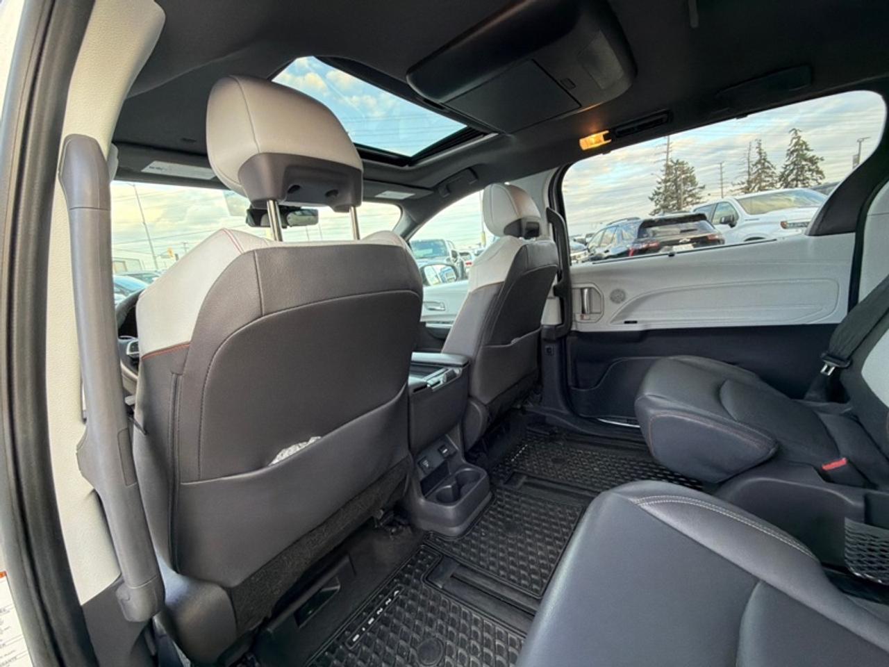 2021 Toyota Sienna XSE 7-Passenger AWD  XSE SPORT PACKAGE | ALL-WHEEL DRIVE | HYBRID | 7-PASSENGER | POWER SUNROOF Photo