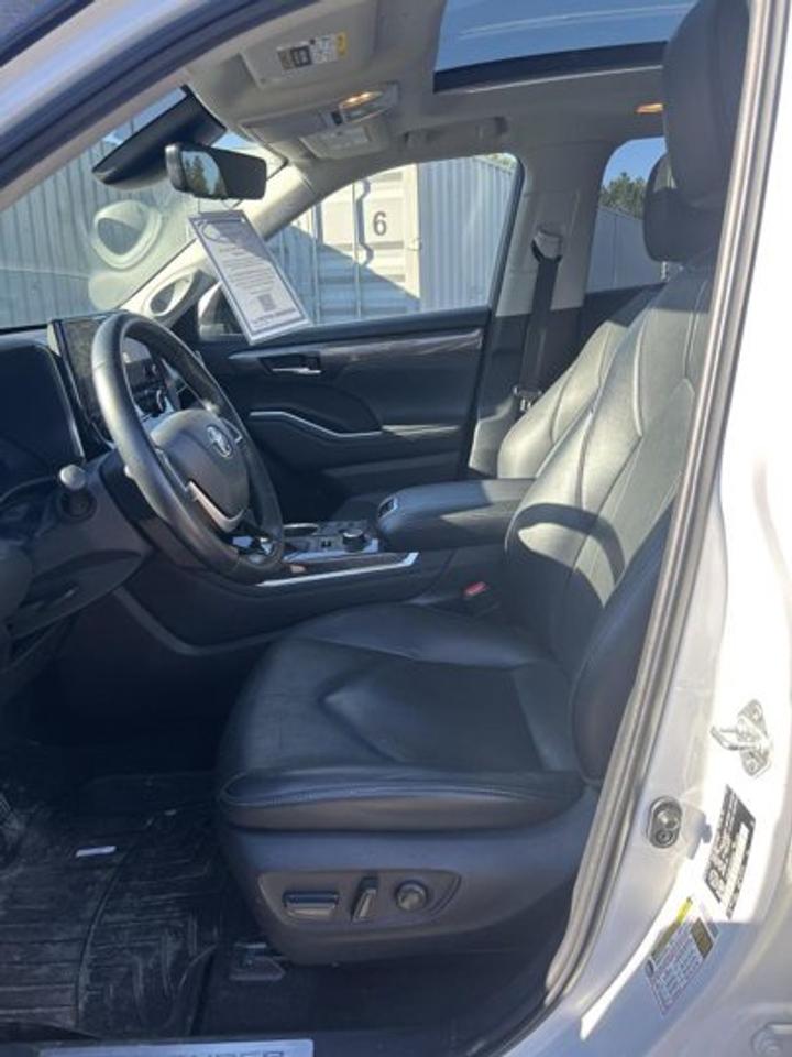 2023 Toyota Highlander Limited AWD | One Owner | No Accidents | Vent. Seats | Pano. Roof | Leather Seats Photo2