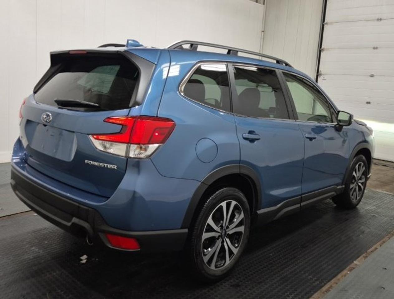 2023 Subaru Forester Limited AWD | Leather | Sunroof | Nav | Heated Wheel + Seats | Adaptive Cruise | Power Seat & More ! Photo