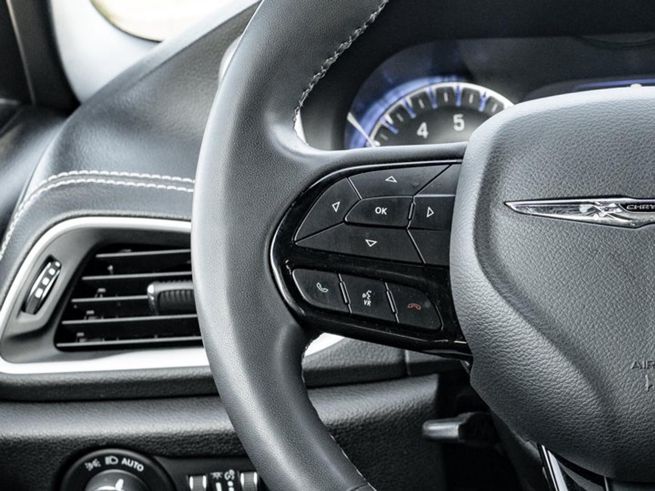 2022 Chrysler Pacifica Touring L Photo