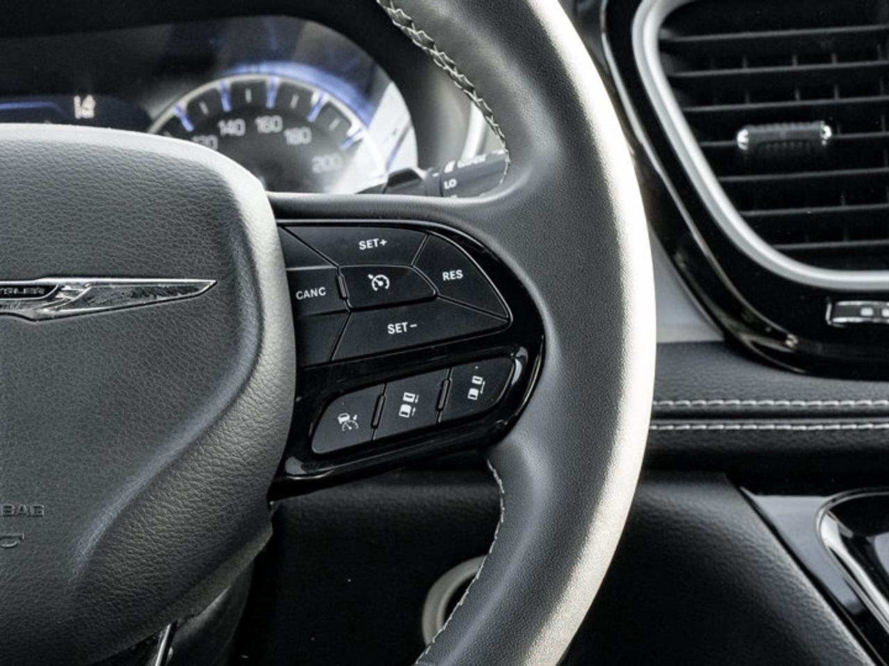 2022 Chrysler Pacifica Touring L Photo