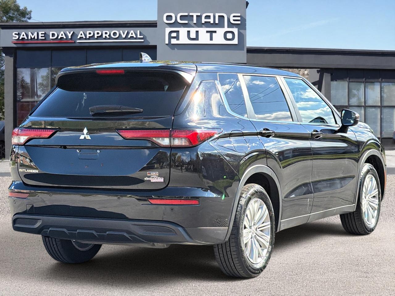 2022 Mitsubishi Outlander ES Photo4