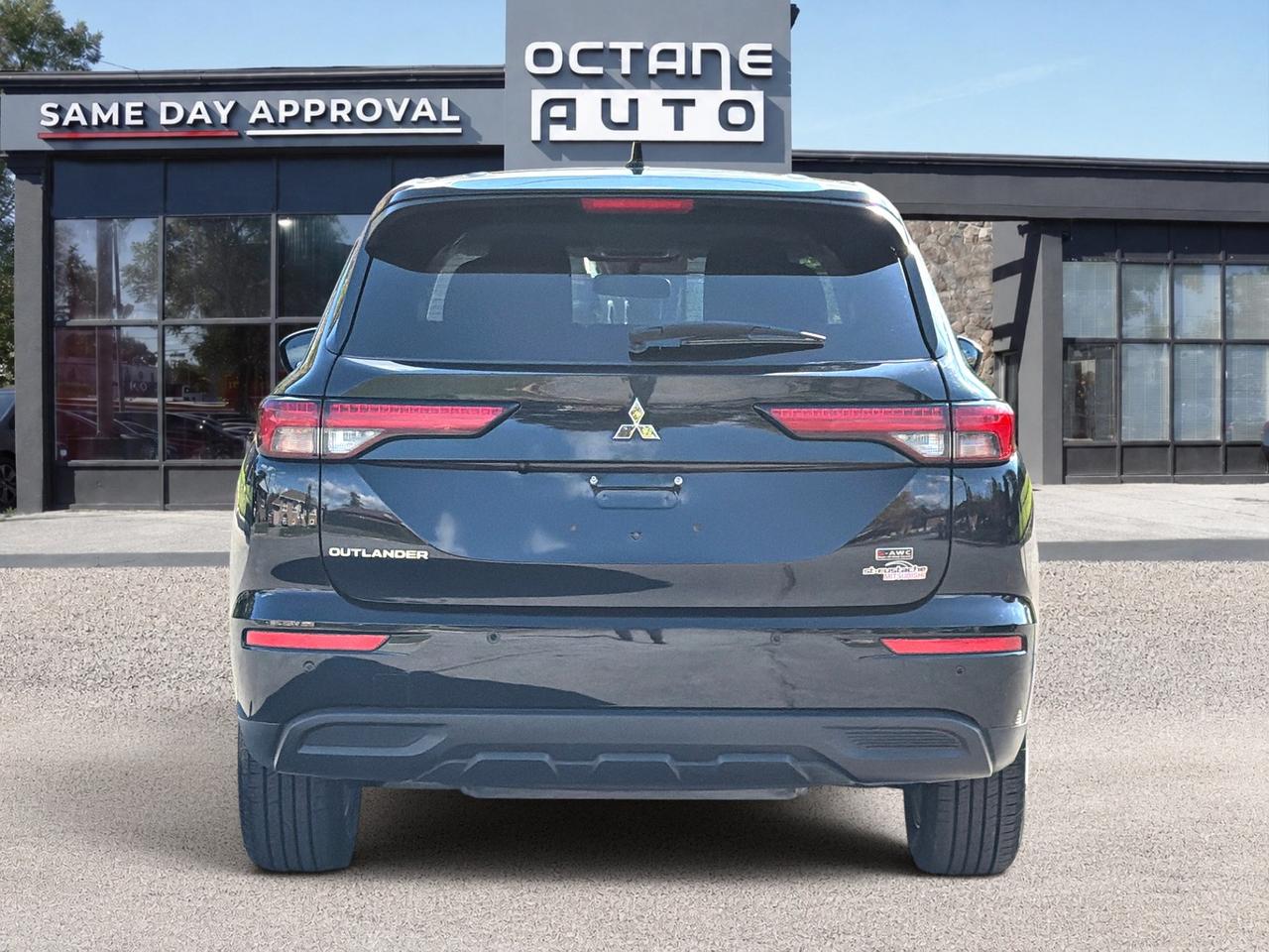 2022 Mitsubishi Outlander ES Photo