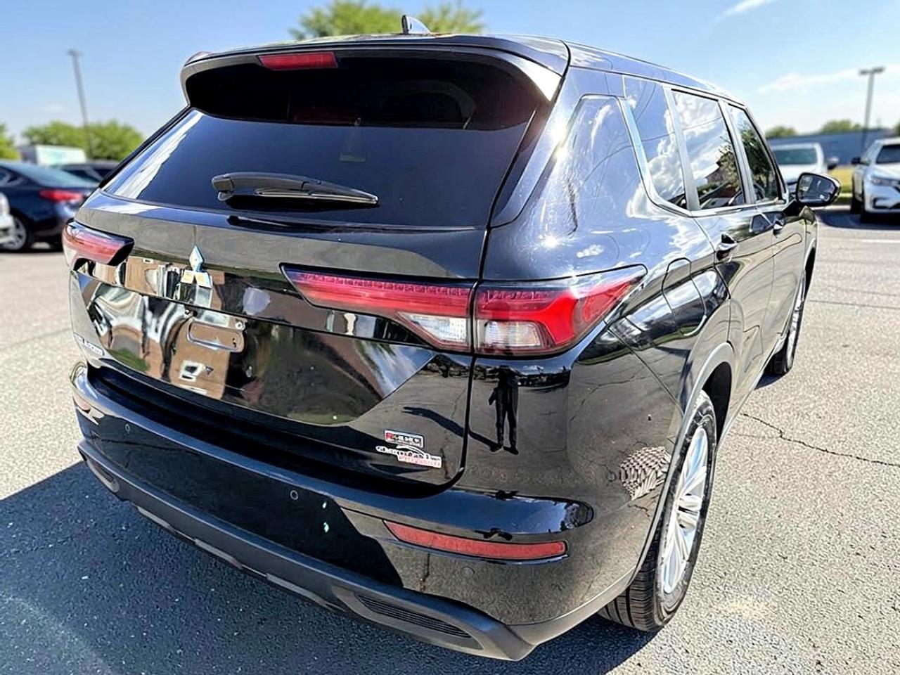 2022 Mitsubishi Outlander ES Photo