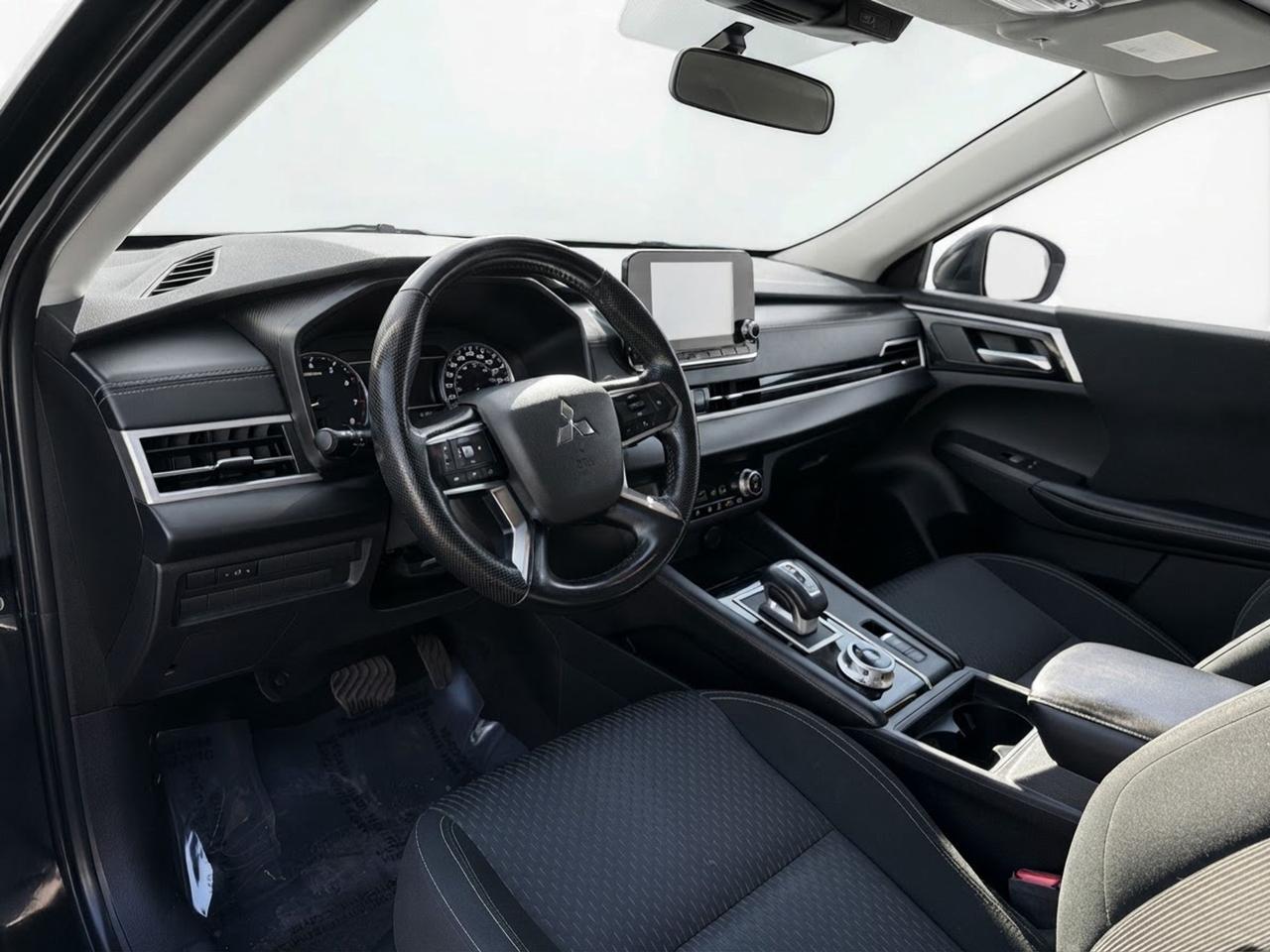 2022 Mitsubishi Outlander ES Photo
