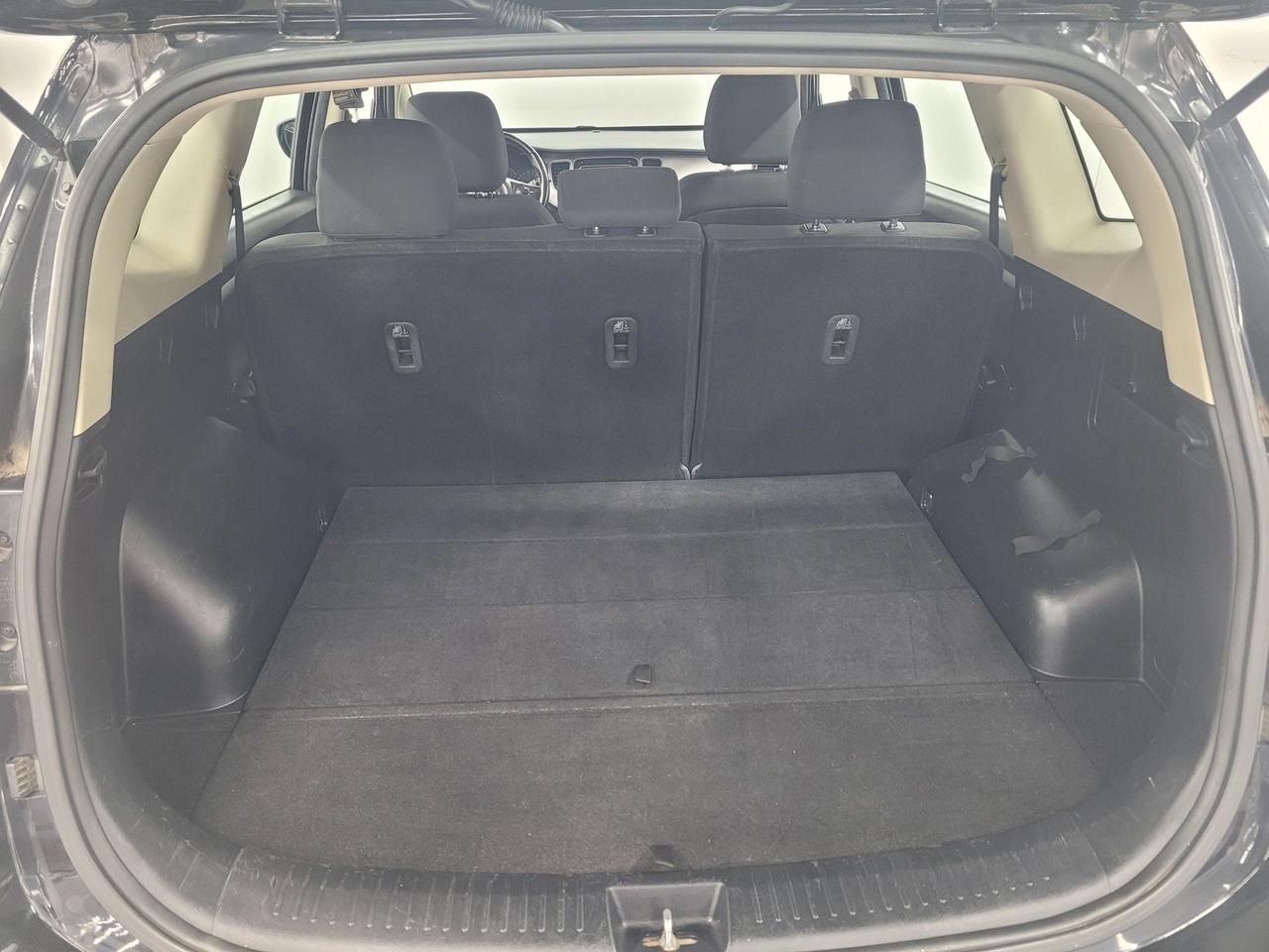2015 Kia Rondo LX Photo6