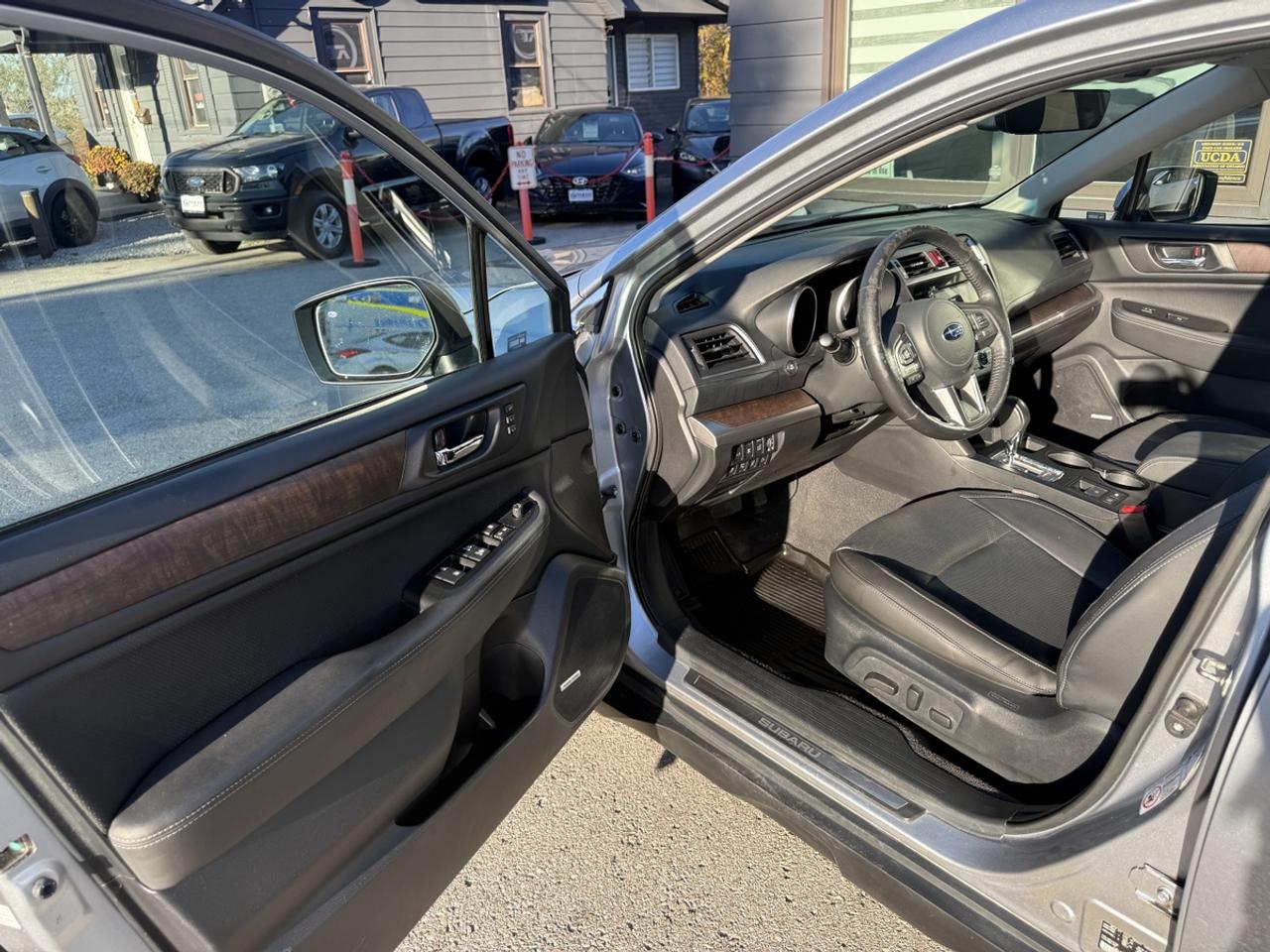 2017 Subaru Outback LIMITED Photo