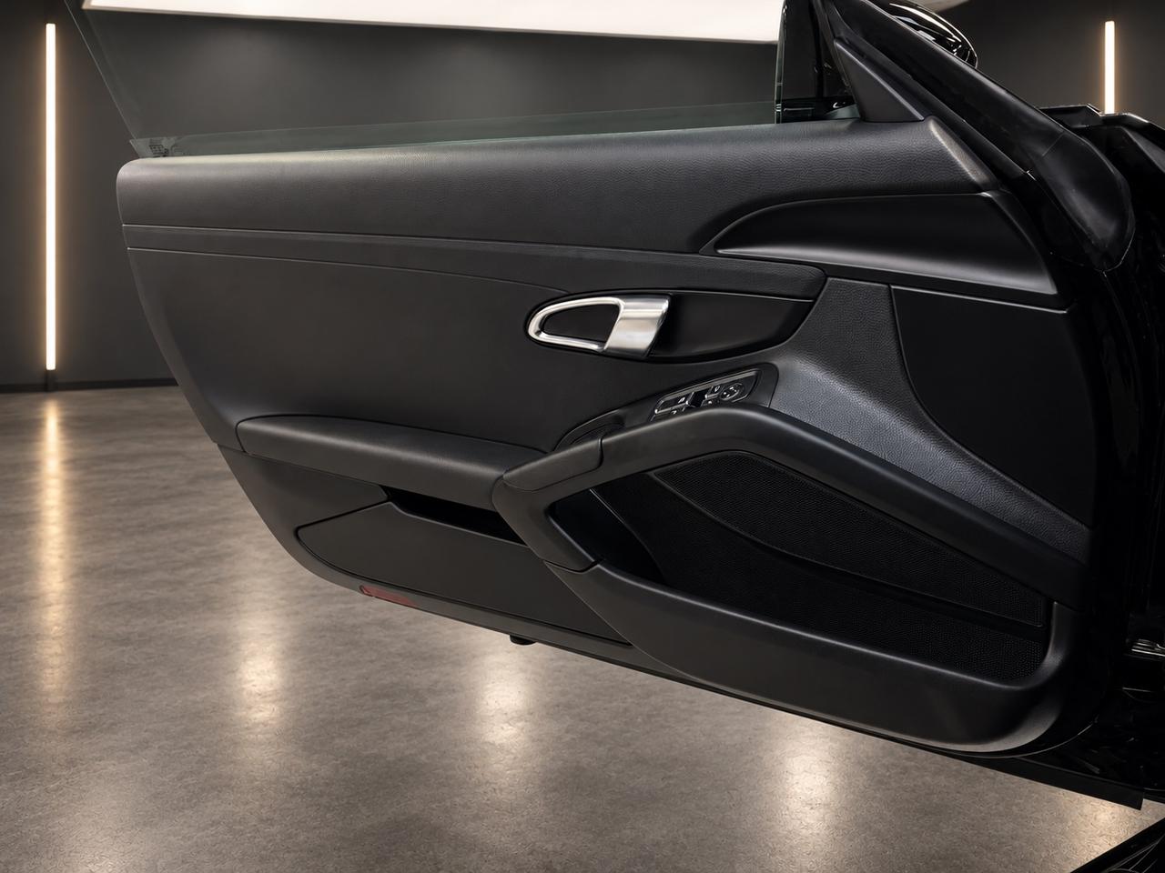 2018 Porsche 718 Cayman  Photo