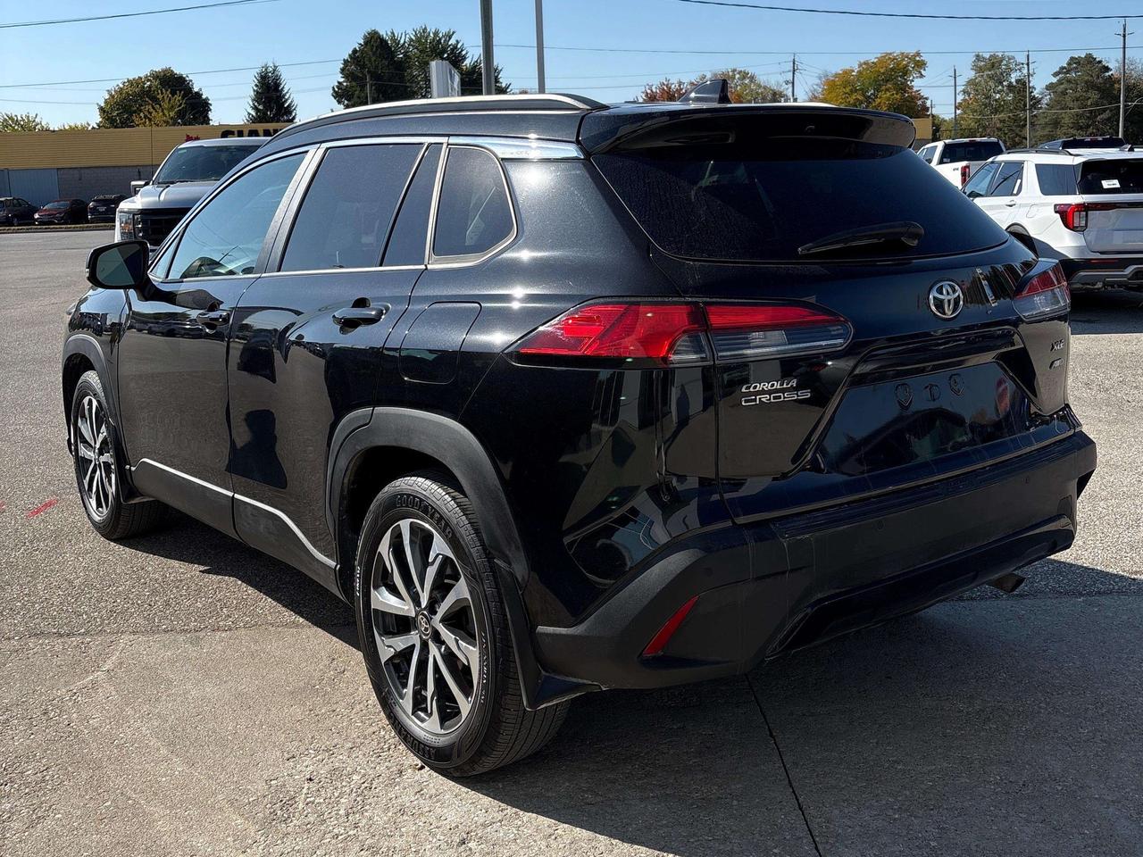 2023 Toyota Corolla Cross XLE Photo2