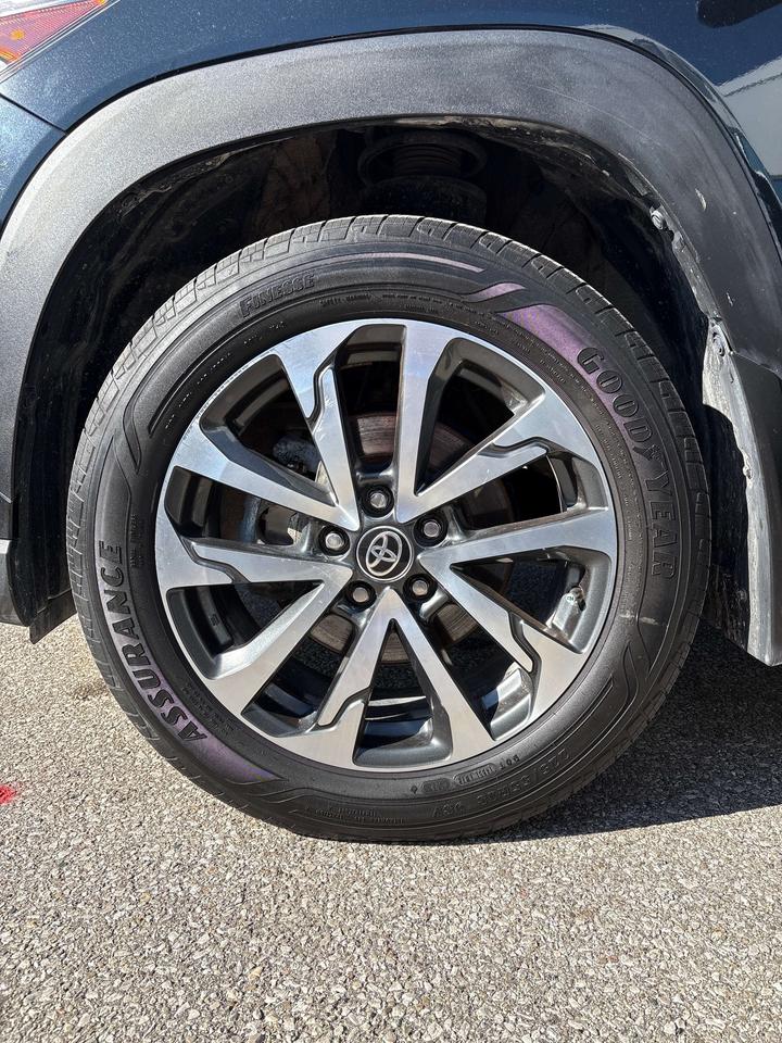 2023 Toyota Corolla Cross XLE Photo
