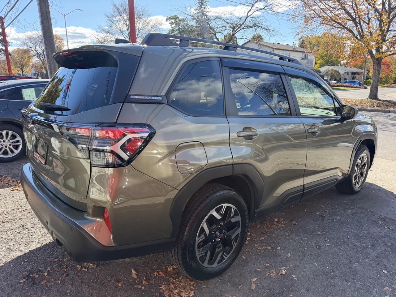 2025 Subaru Forester TOURING Photo3