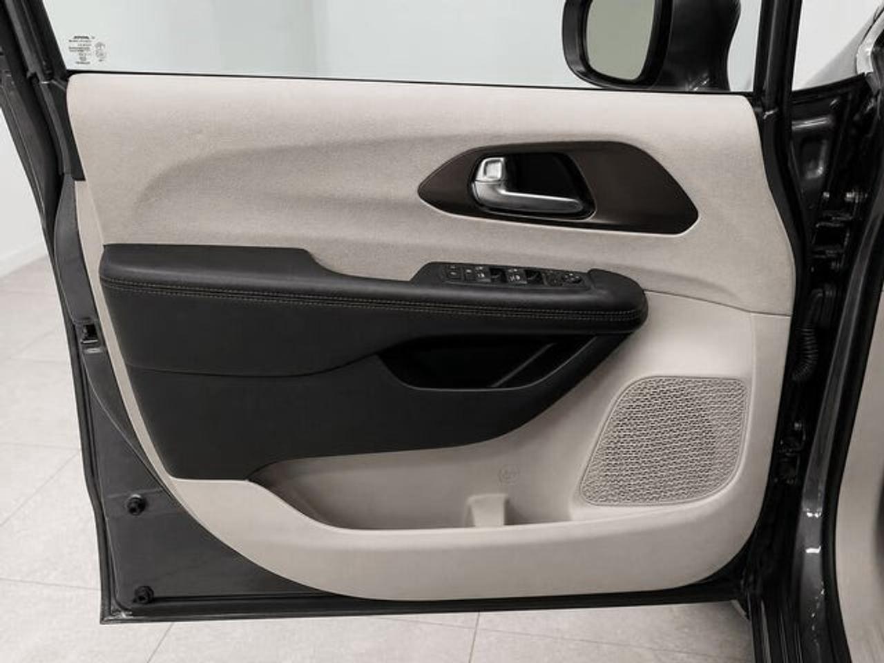 2017 Chrysler Pacifica Touring L Photo