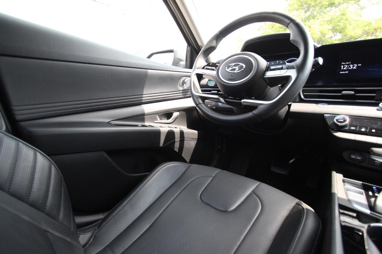 2023 Hyundai Elantra LUXURY - ONE OWNER LOW KMS Photo
