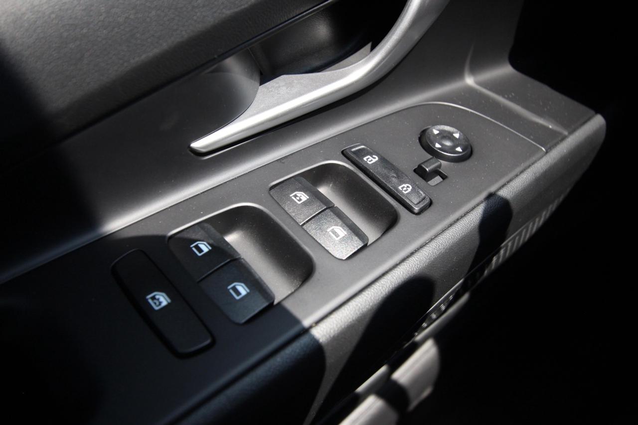 2023 Hyundai Elantra LUXURY - ONE OWNER LOW KMS Photo