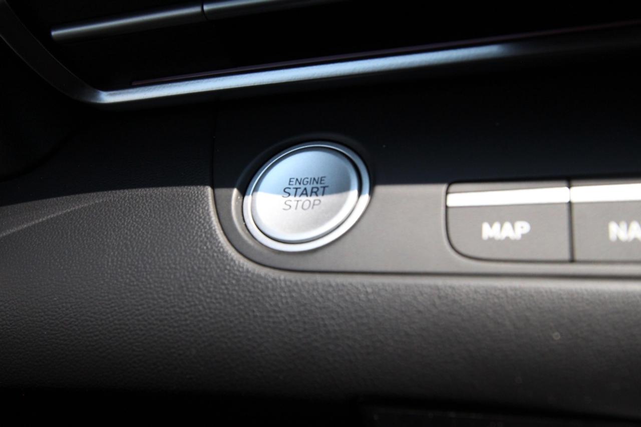 2023 Hyundai Elantra LUXURY - ONE OWNER LOW KMS Photo