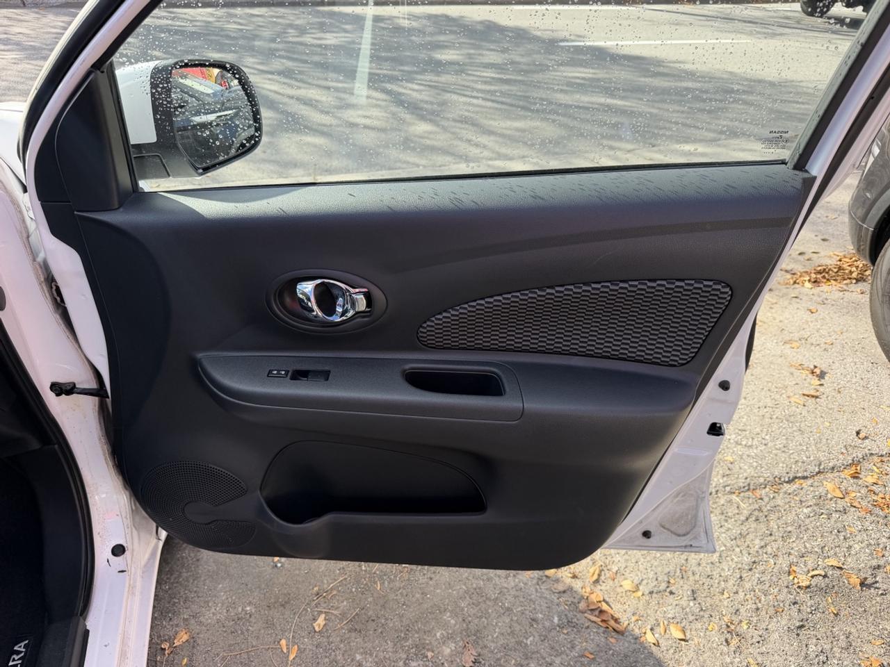 2015 Nissan Micra SV Photo