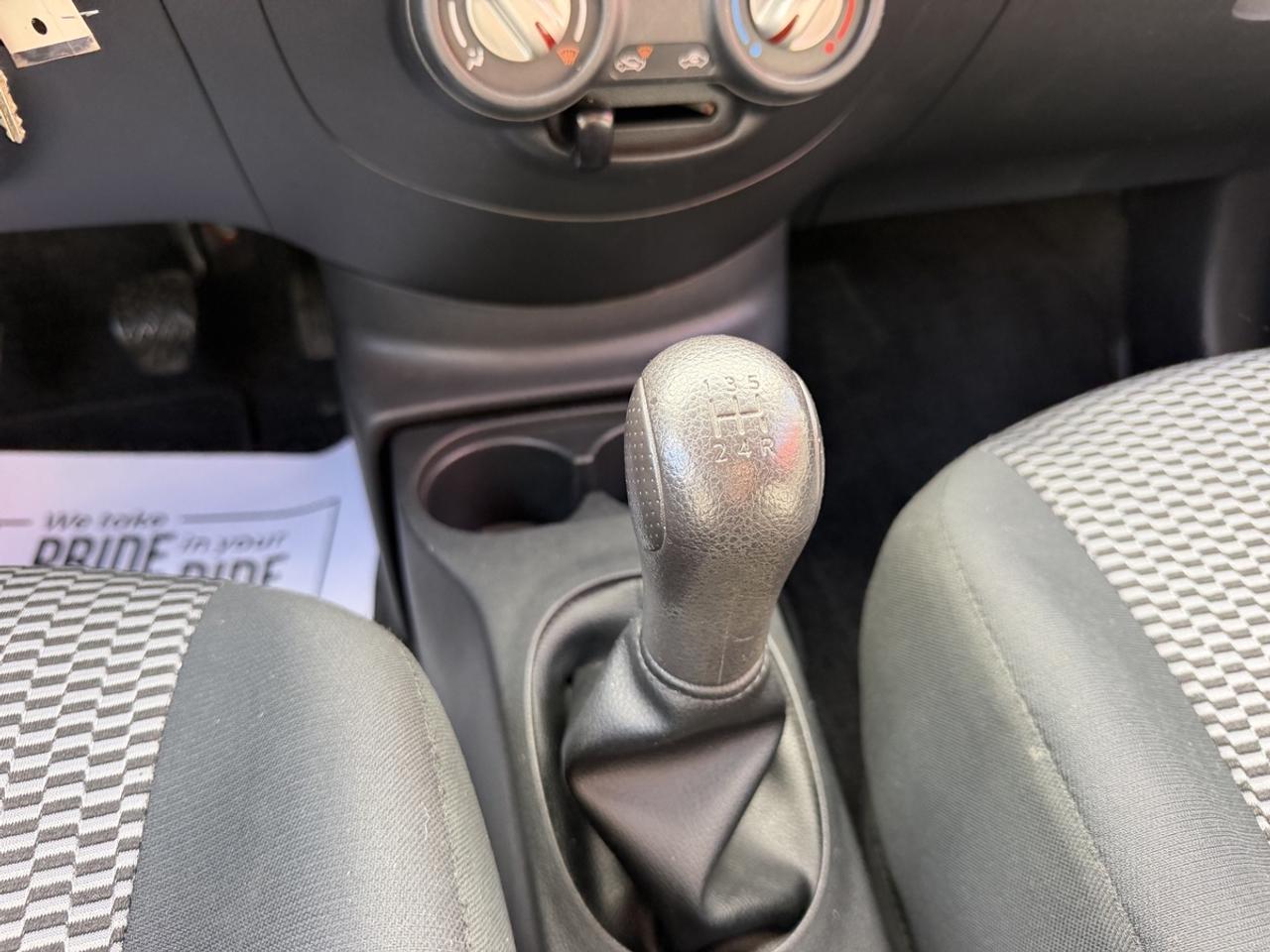 2015 Nissan Micra SV Photo