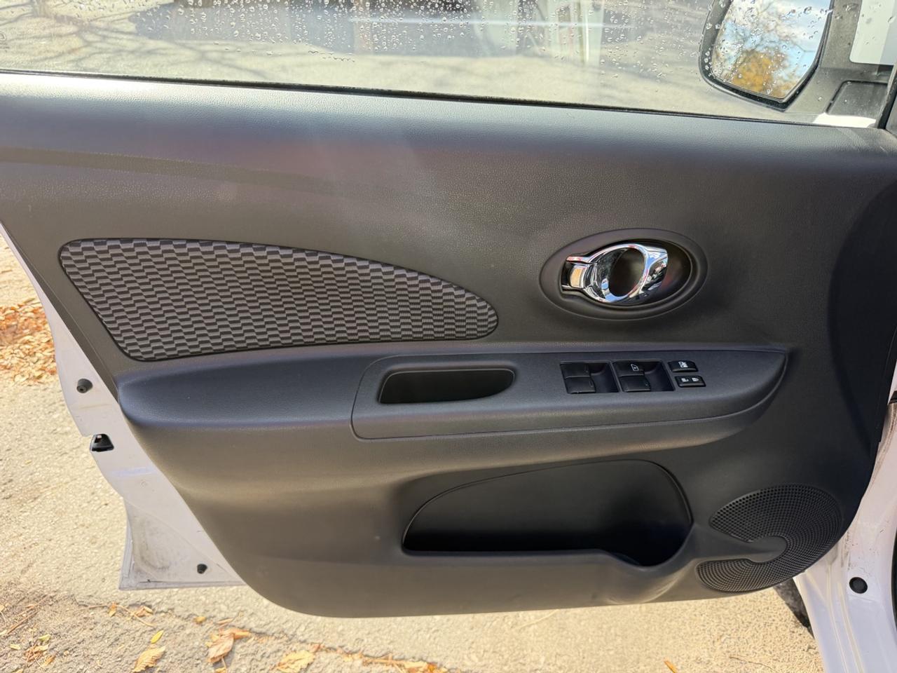 2015 Nissan Micra SV Photo