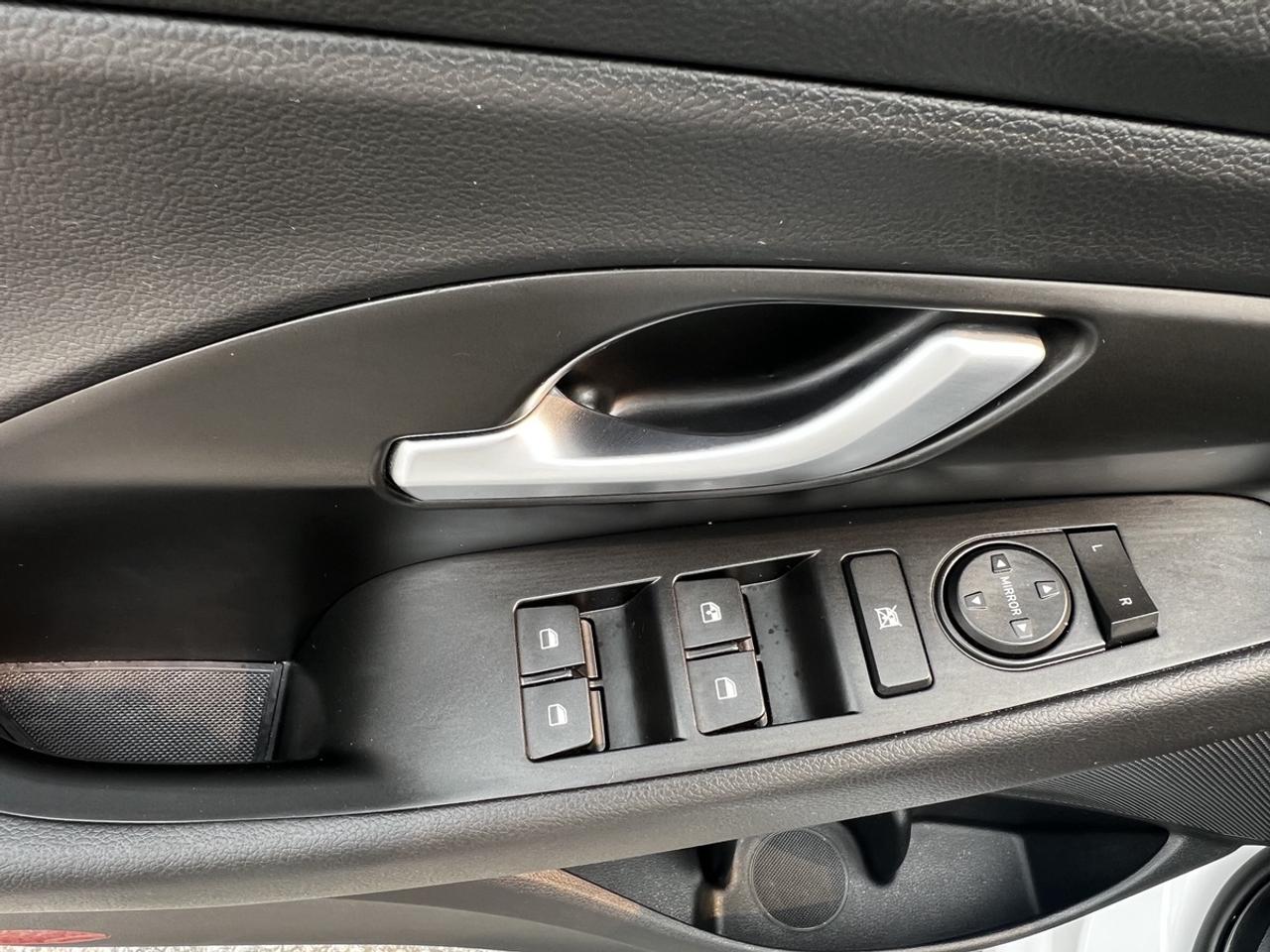 2020 Hyundai Elantra GT Luxury Photo
