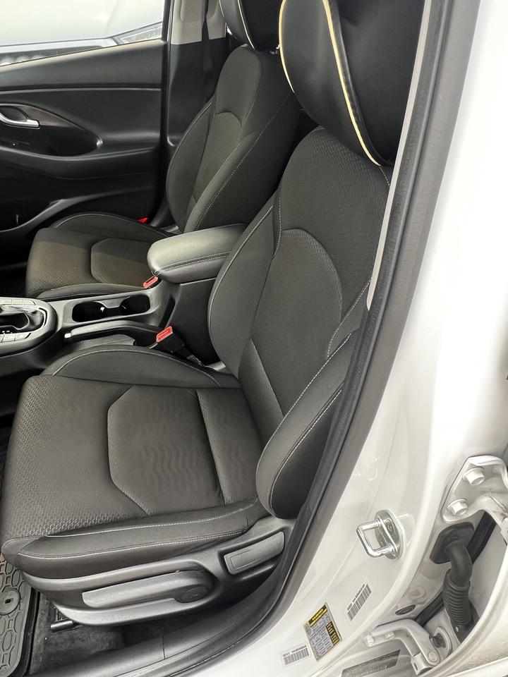 2020 Hyundai Elantra GT Luxury Photo
