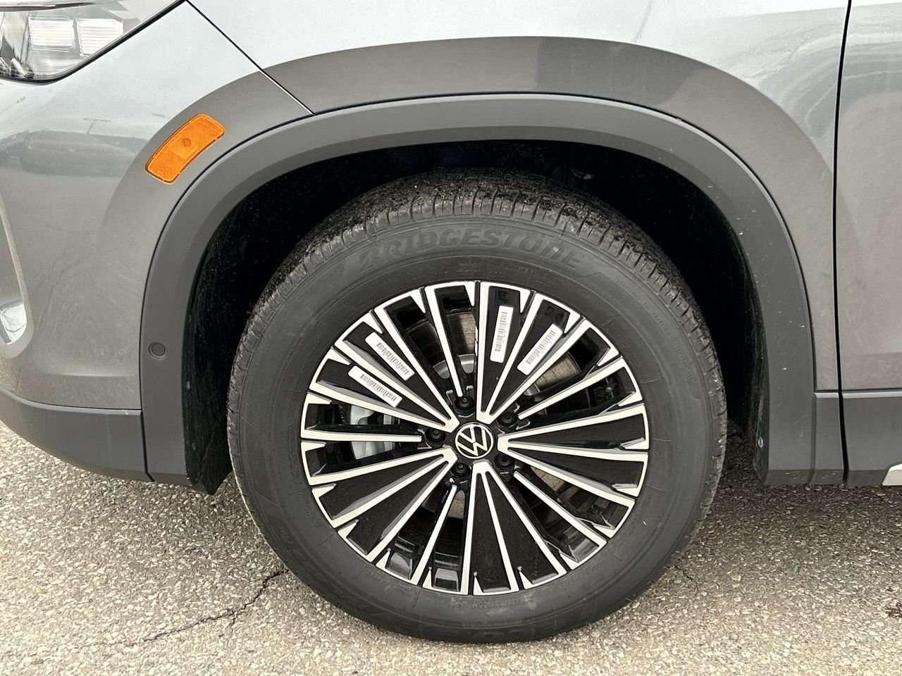 2026 Volkswagen Tiguan Comfortline 4MOTION Adaptive Cruise Control  Lane Assist  Leatherette Seating Surfaces  Wireless App-Connect  Kessy Photo