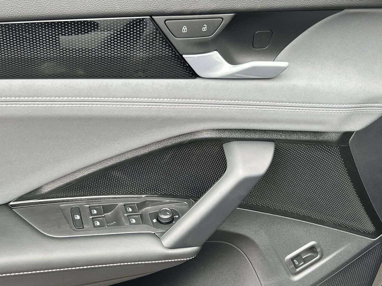 2026 Volkswagen Tiguan Comfortline 4MOTION Adaptive Cruise Control  Lane Assist  Leatherette Seating Surfaces  Wireless App-Connect  Kessy Photo