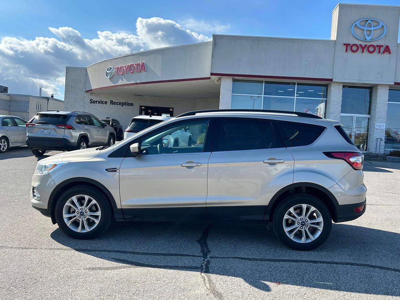 2017 Ford Escape SE   ONE OWNER   NEVER WINTER DRIVEN   LOW KM Photo1