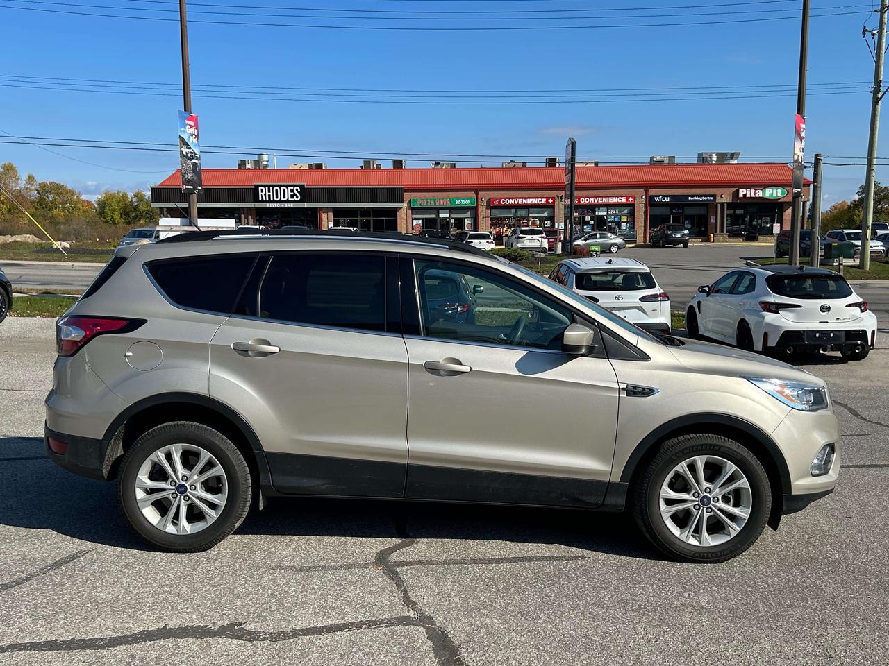 2017 Ford Escape SE   ONE OWNER   NEVER WINTER DRIVEN   LOW KM Photo