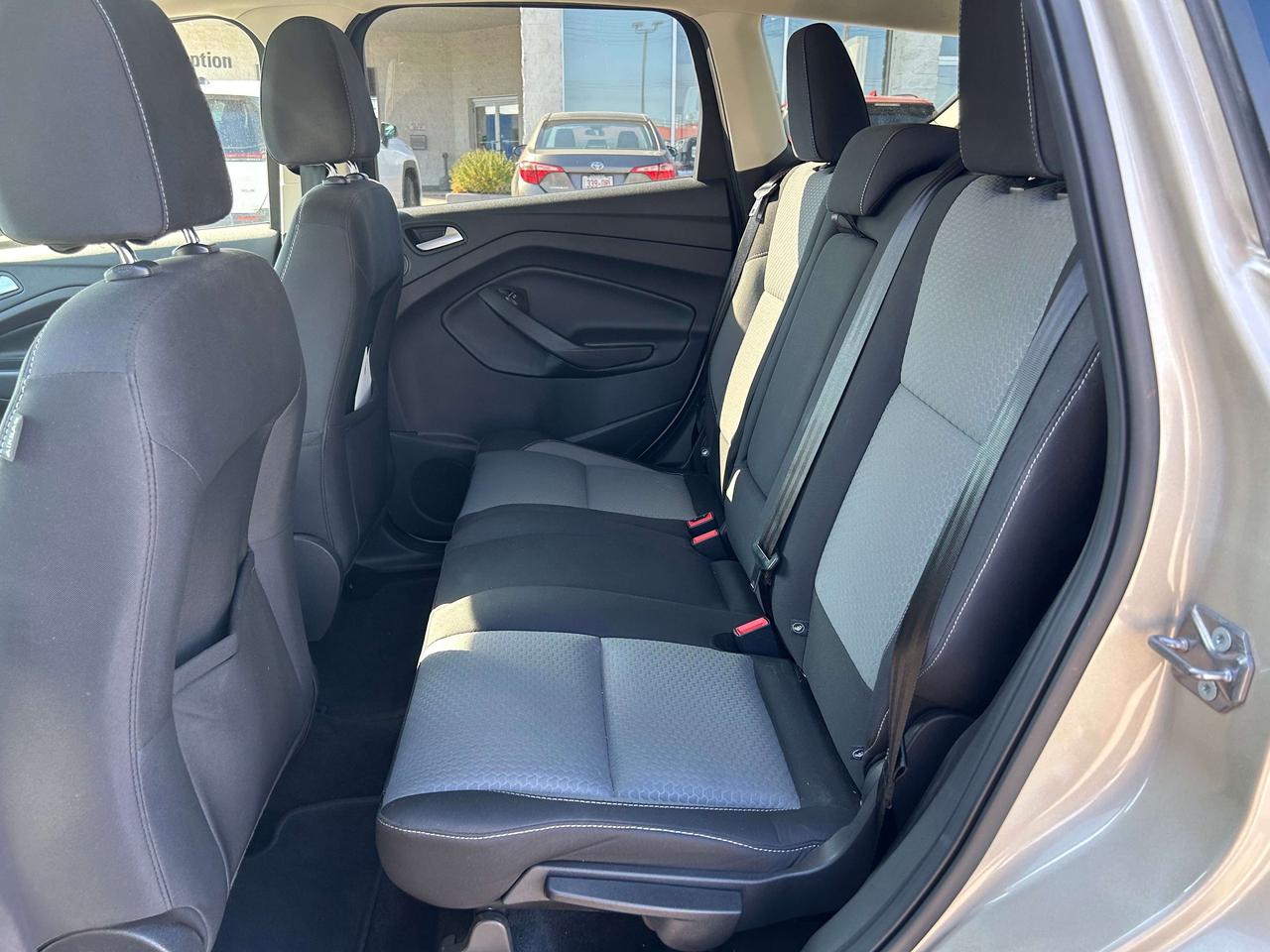 2017 Ford Escape SE   ONE OWNER   NEVER WINTER DRIVEN   LOW KM Photo