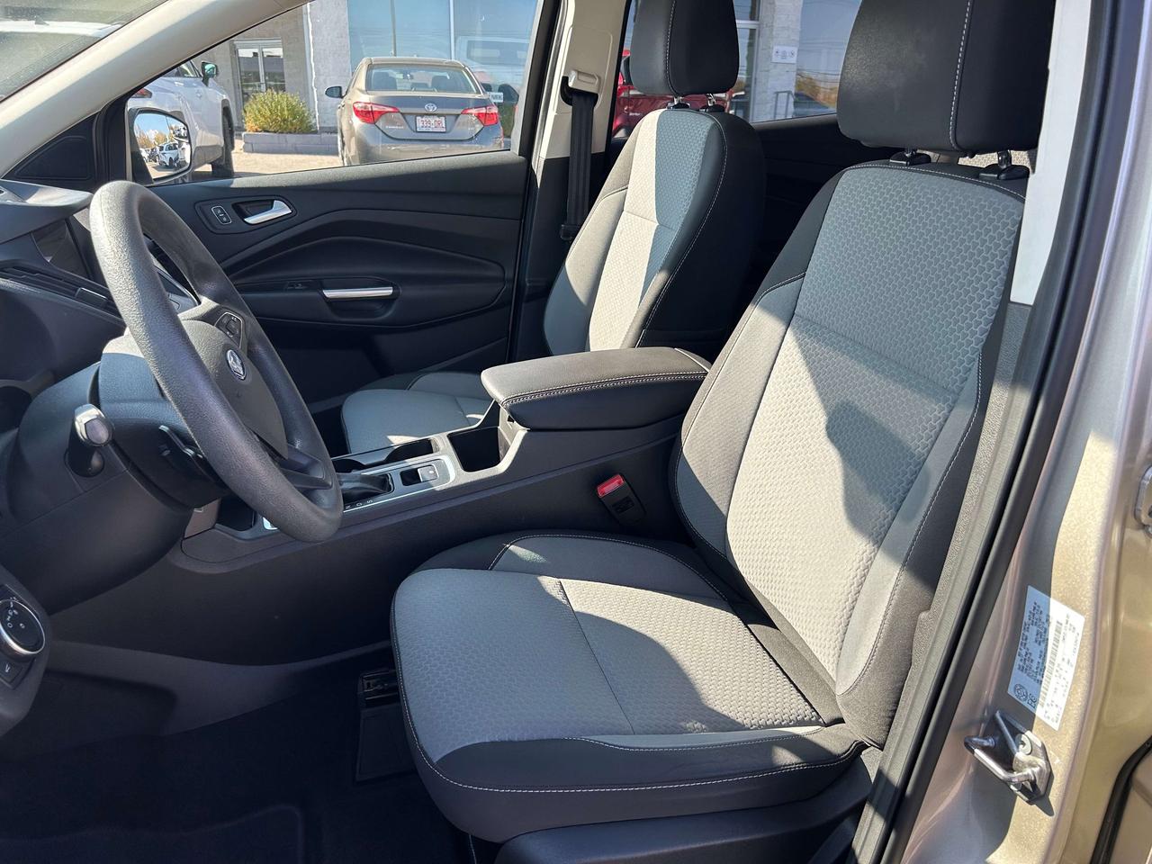 2017 Ford Escape SE   ONE OWNER   NEVER WINTER DRIVEN   LOW KM Photo