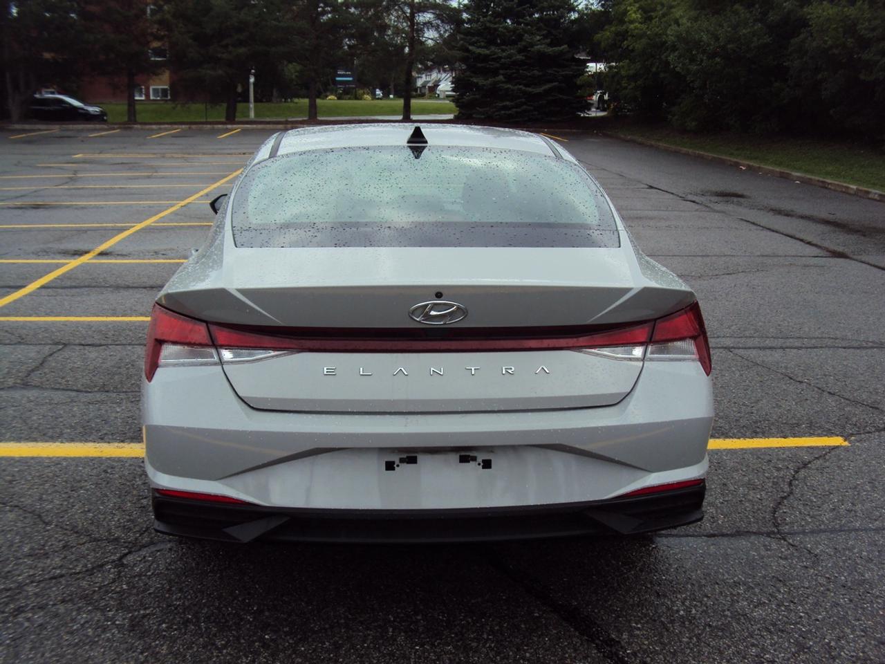 2022 Hyundai Elantra Essential Photo4