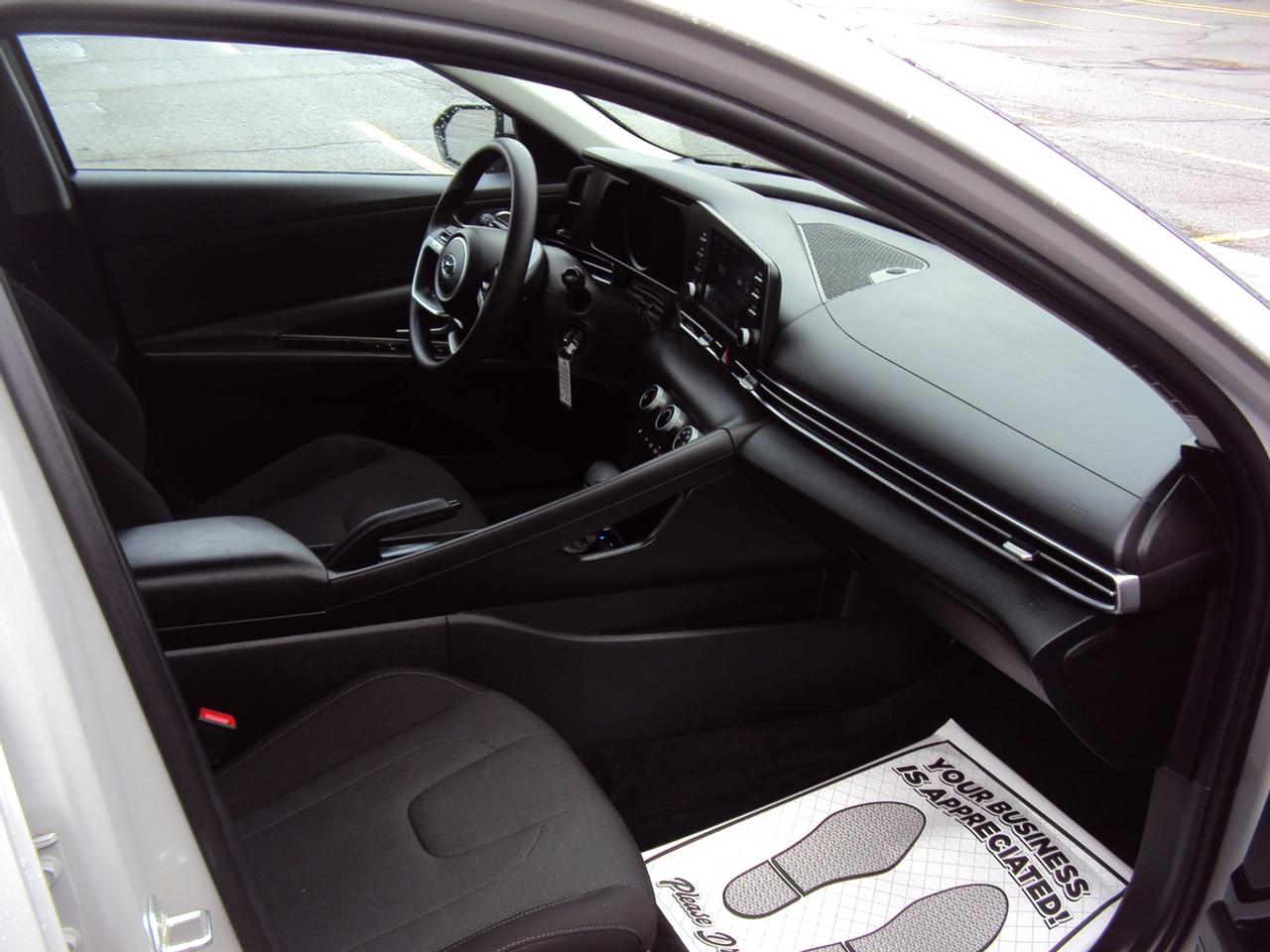 2022 Hyundai Elantra Essential Photo