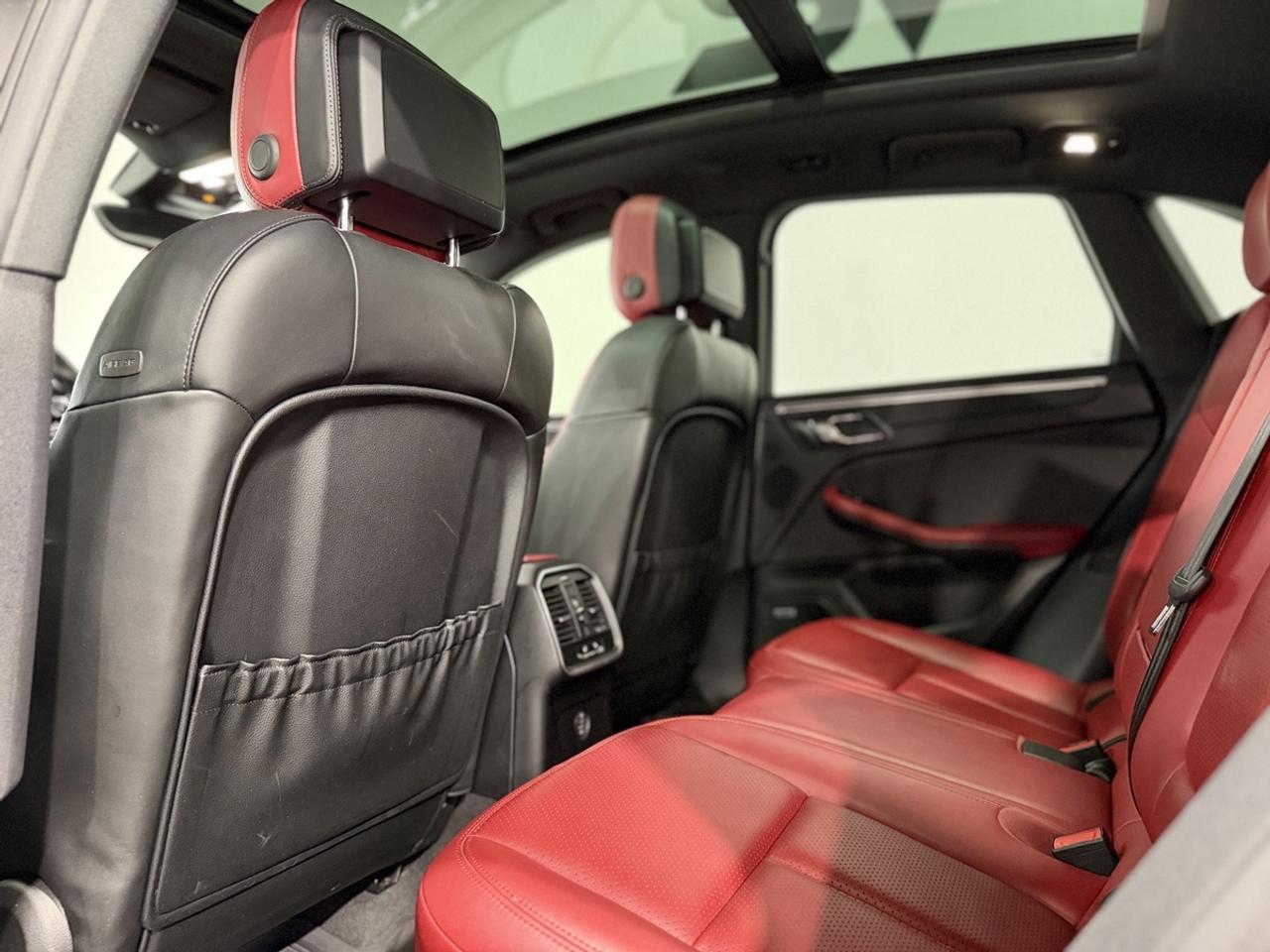2018 Porsche Macan  Photo