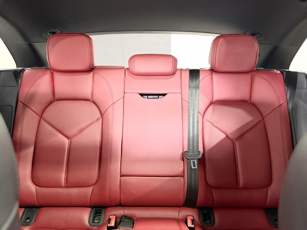 2018 Porsche Macan  Photo