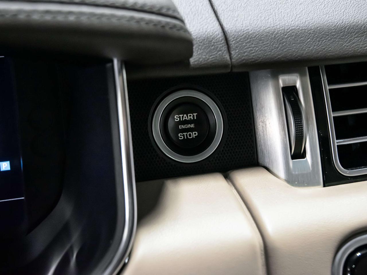 2019 Land Rover Range Rover V8 SUPERCHARGED SWB REAR DVD HEADS UP NAVI Photo