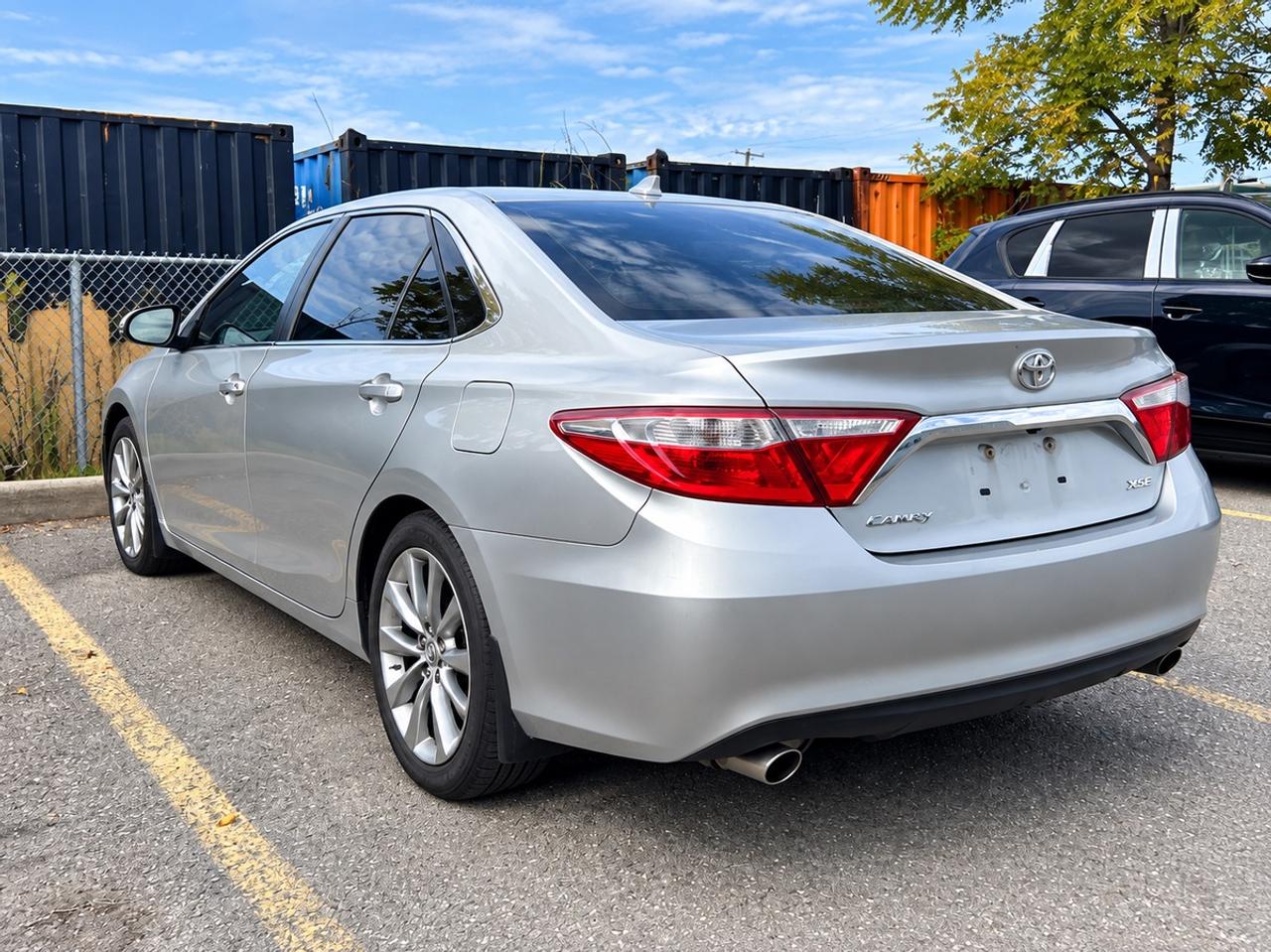 2016 Toyota Camry XLE Photo5