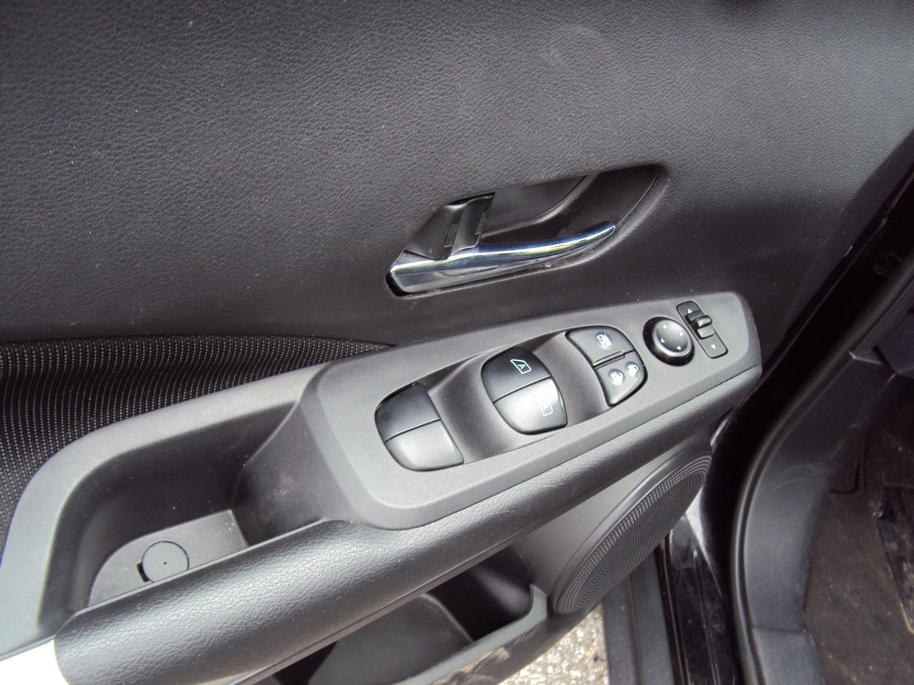 2022 Nissan Kicks SV Photo