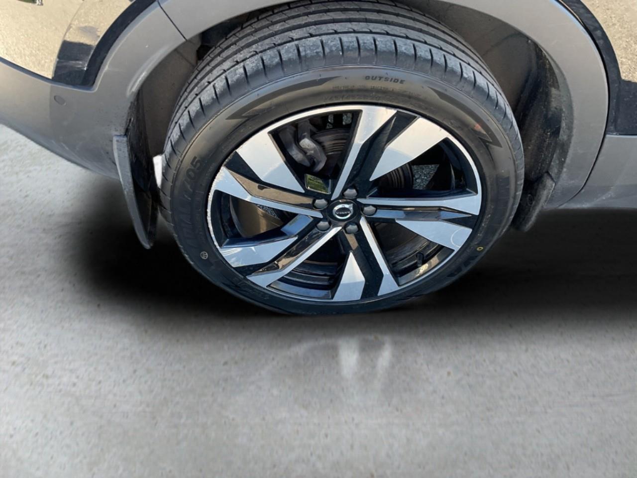 2024 Volvo XC40 B5 Ultimate Bright Theme 4dr All-Wheel Drive Sport Utility Photo