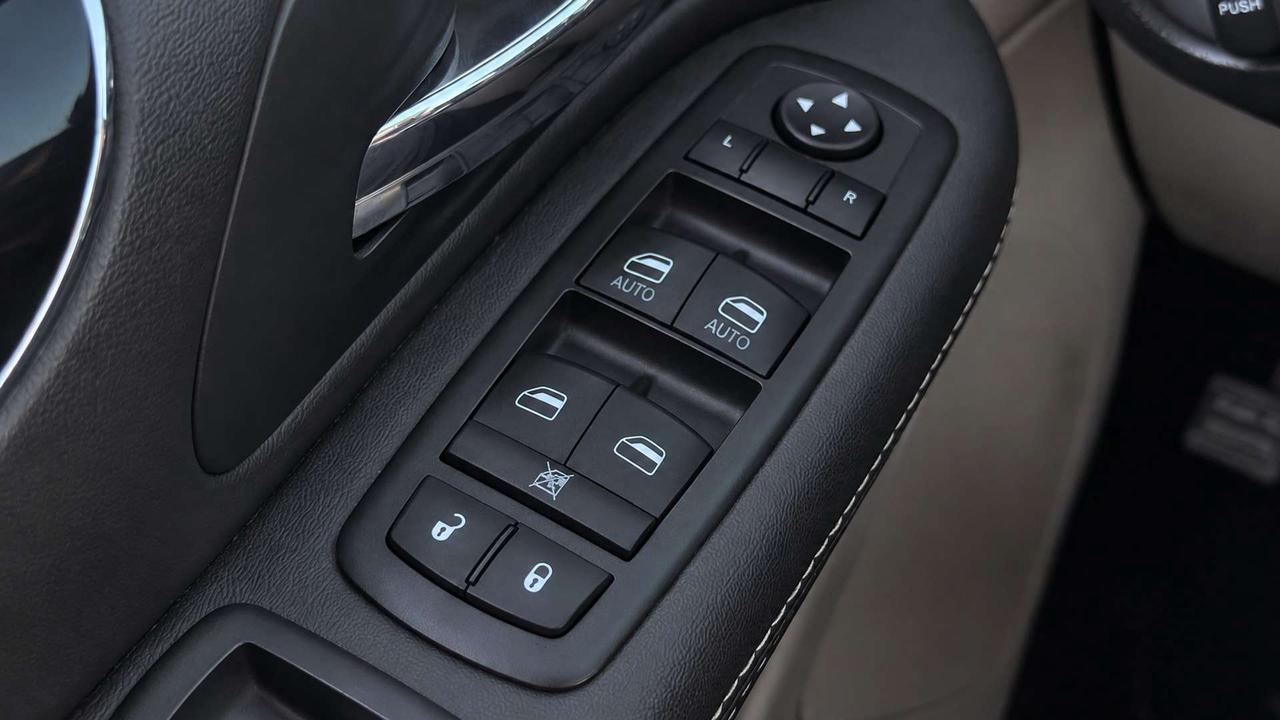 2016 Dodge Grand Caravan SXT Photo