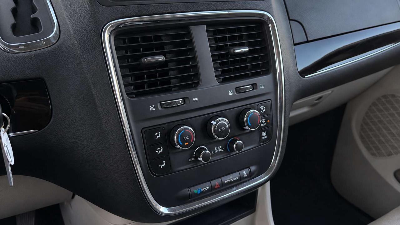 2016 Dodge Grand Caravan SXT Photo
