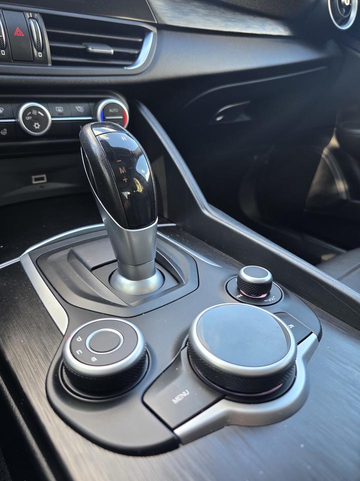 2017 Alfa Romeo Giulia Q4 Photo