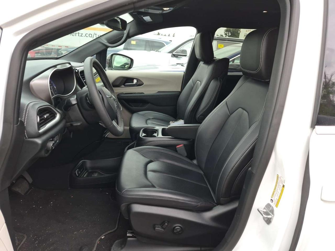 2025 Chrysler Pacifica Select   REAR ENTERTAINMENT   HEATED SEATING   360° CAMERA   STOW 'N VAC   ALPINE AUDIO Photo