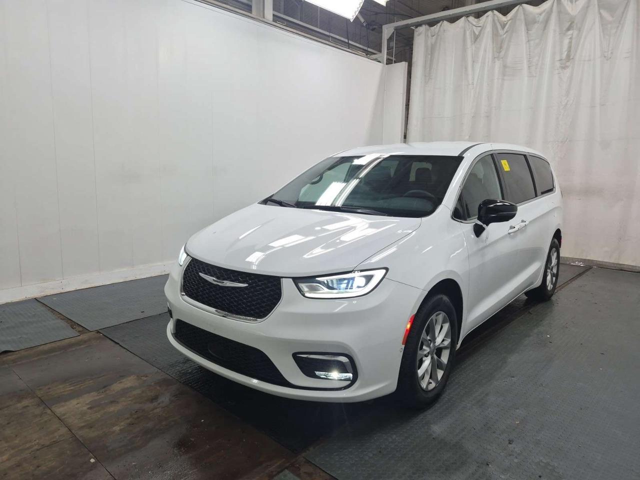 2025 Chrysler Pacifica Select   REAR ENTERTAINMENT   HEATED SEATING   360° CAMERA   STOW 'N VAC   ALPINE AUDIO Photo0