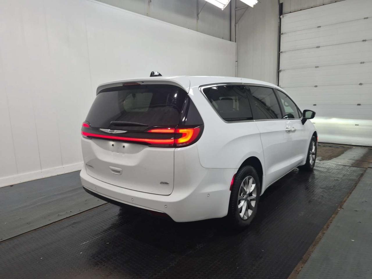 2025 Chrysler Pacifica Select   REAR ENTERTAINMENT   HEATED SEATING   360° CAMERA   STOW 'N VAC   ALPINE AUDIO Photo1